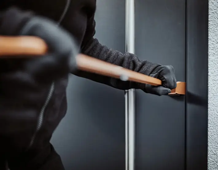 Tentative d’effraction d’une porte au pied-de-biche – illustration de la protection contre les cambriolages